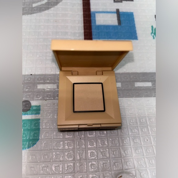 Bundle New 1 lotion 1 perfume and 2 eyeshadow products - Picture 6 of 12